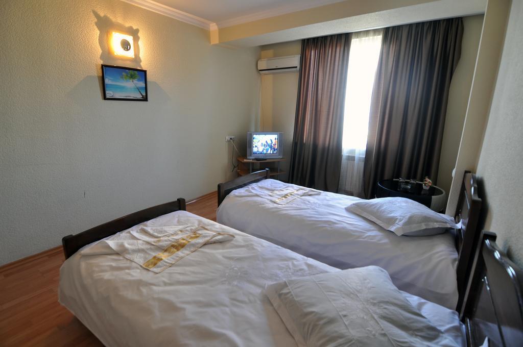 Sun Rise Hotel Tiflis Oda fotoğraf