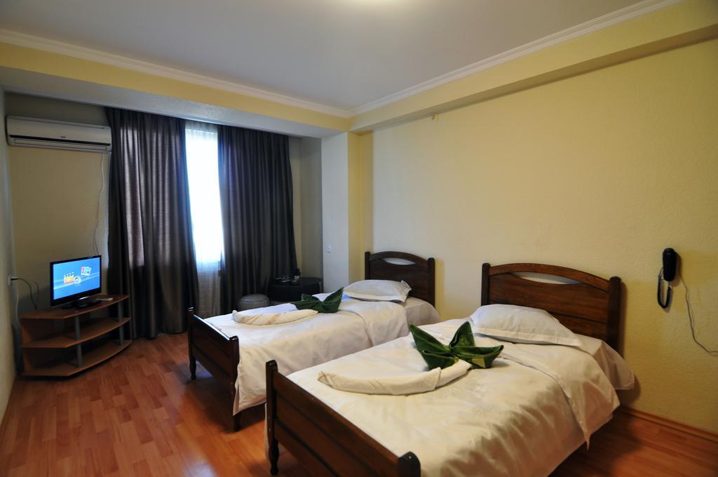 Sun Rise Hotel Tiflis Oda fotoğraf