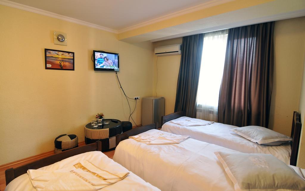 Sun Rise Hotel Tiflis Oda fotoğraf