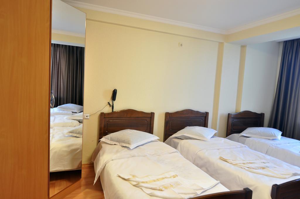 Sun Rise Hotel Tiflis Oda fotoğraf