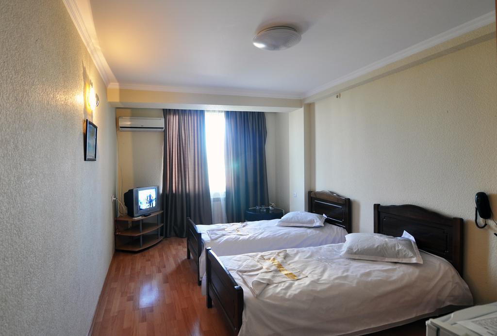 Sun Rise Hotel Tiflis Oda fotoğraf